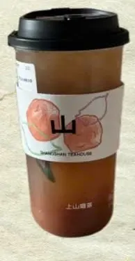 Ly 酸角大王 (trà me) của 上山喝茶, nước màu hổ phách, nắp đen (ảnh An gửi)