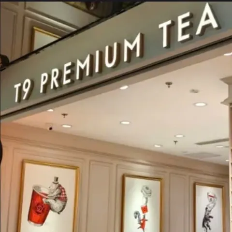 Mặt tiền tiệm T9 PREMIUM TEA, tường trắng treo tranh minh hoạ (ảnh An gửi)