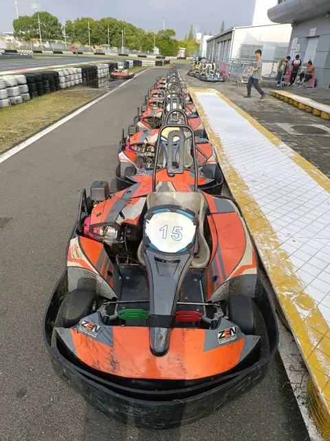 Dãy xe kart đua màu cam-đen xếp hàng chờ trên đường đua tại Trường đua Quốc tế Thượng Hải