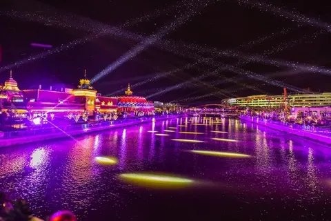 Công viên Haichang Ocean Park về đêm, mặt hồ trung tâm rực rỡ ánh đèn tím và show trình diễn ánh sáng