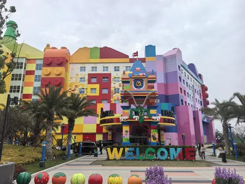 Khách sạn LEGO bên trong resort, mặt tiền ốp mảng màu sặc sỡ hình khối Lego, rồng Lego lớn phía trên lối vào