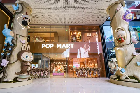 Lối vào cửa hàng POP MART trên phố Nam Kinh với hai trụ cây khổng lồ gắn tượng nhân vật THE MONSTERS/Labubu