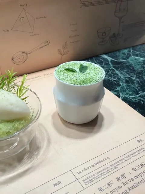 Ly matcha AKALCHA đang được rót với khói lạnh, bên cạnh món tráng miệng matcha