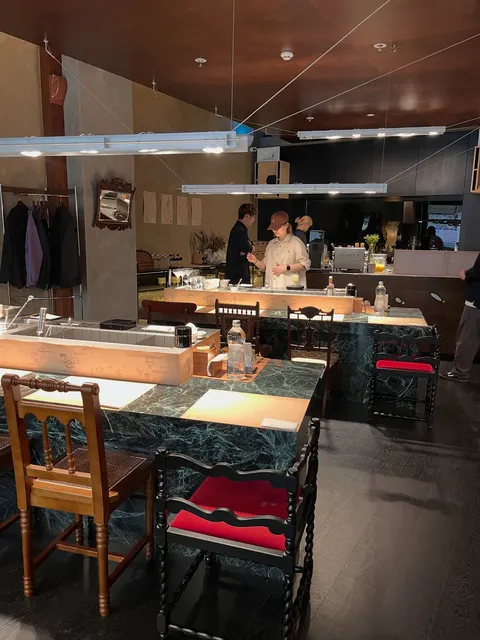 Không gian quầy bar AKALCHA, ánh đèn ấm và ghế gỗ cổ điển