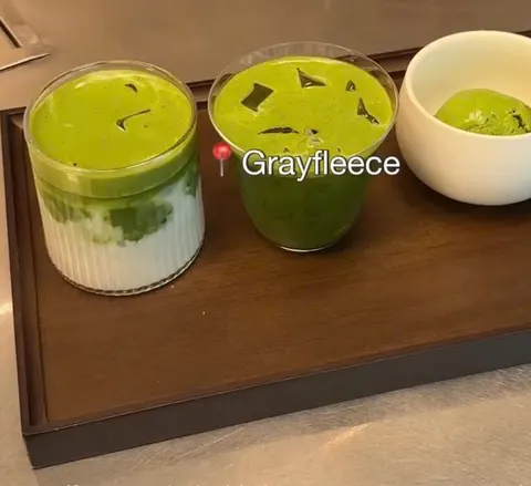 Khay gỗ Grayfleece với matcha latte đá xay vân trắng, matcha đá nguyên chất và một viên kem matcha trong chén sứ
