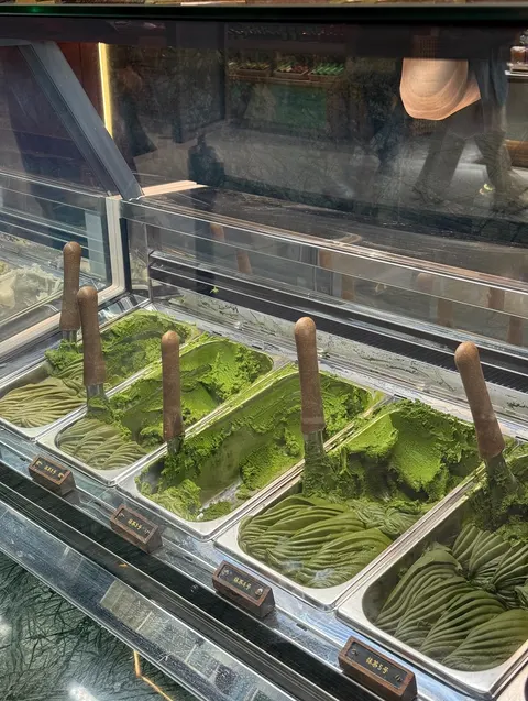 Khay gelato matcha nhiều cấp độ đậm nhạt