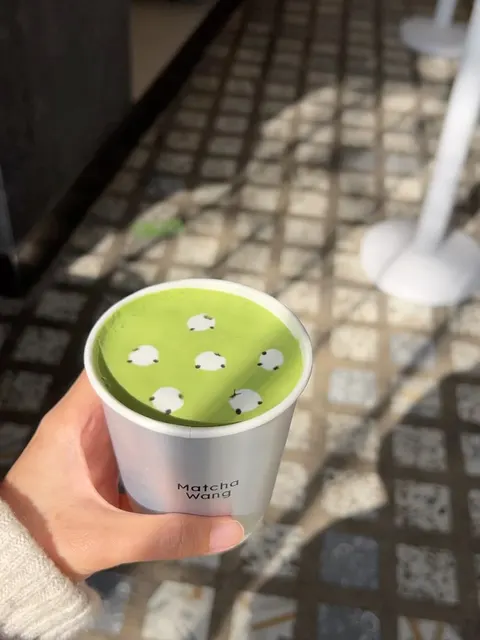 Ly matcha Matcha Wang với hình chú cừu vẽ tay trên mặt bọt