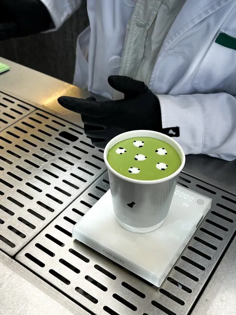 Nhân viên Matcha Wang đang pha chế sau quầy