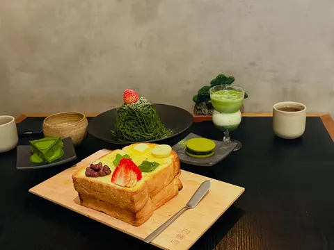 Bàn trà White Foods với bánh mì nướng kiểu Nhật, tráng miệng matcha và trà