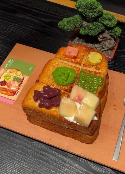 Bánh mì nướng phủ matcha và đậu đỏ, nhìn cận cảnh