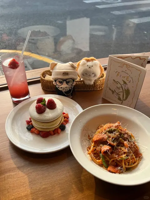 Bàn gỗ ở FINE với pancake dâu, mì Ý sốt cà và thực đơn 'pancake & coffee'