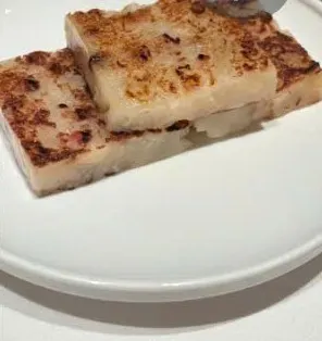 Bánh củ cải chiên (萝卜糕) hai miếng vàng mặt (ảnh An gửi)