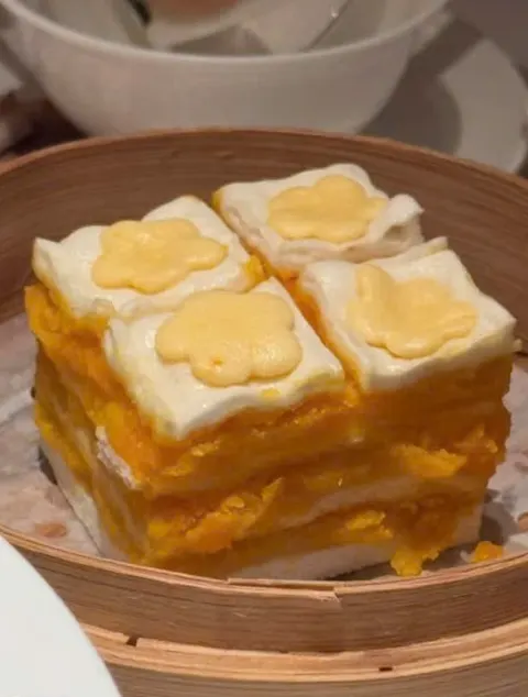 Bánh hấp nhiều tầng vàng–trắng trong xửng tre, mặt in hoa (ảnh An gửi)