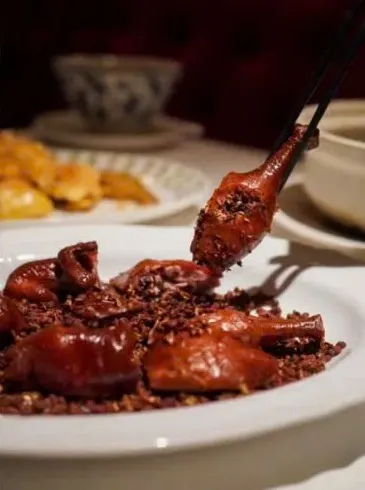 Bồ câu quay (乳鸽) da nâu bóng, đặt nguyên con (ảnh An gửi)