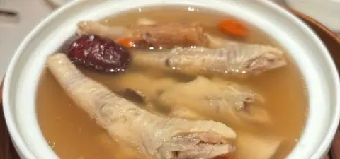 Thố canh hầm trong: gà, táo đỏ, cà rốt (ảnh An gửi)