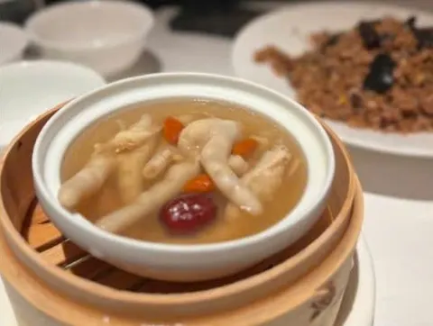 Thố canh chân gà hầm kỷ tử, táo đỏ (ảnh An gửi)