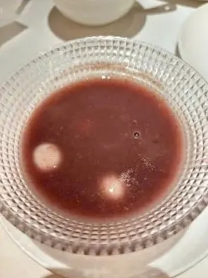 Chè đậu đỏ với viên trôi nước trong bát thuỷ tinh (ảnh An gửi)