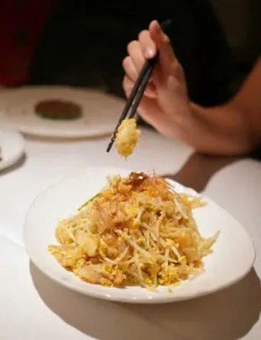 Đĩa mì xào sợi nhỏ, đang gắp bằng đũa (ảnh An gửi)