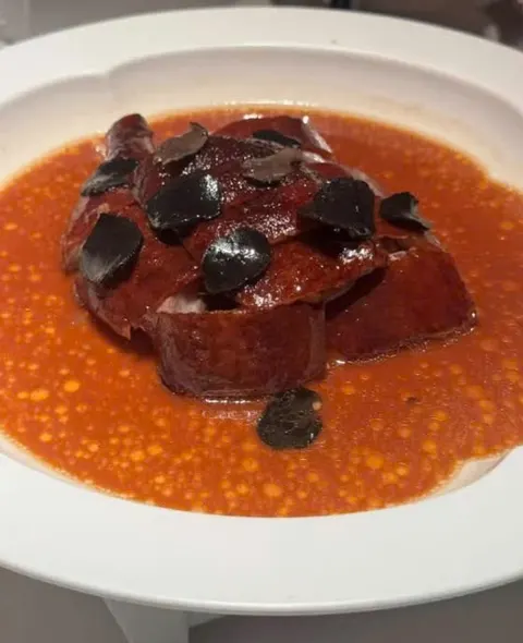 Món om sốt đỏ phủ lát nấm truffle đen (ảnh An gửi)