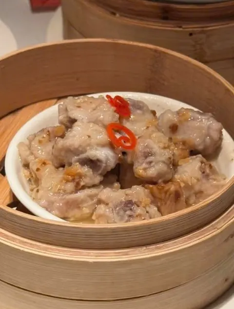 Sườn non hấp tàu xì (豉汁排骨) điểm ớt đỏ (ảnh An gửi)