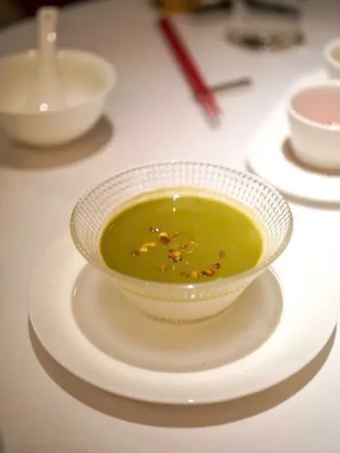 Súp xanh sánh trong chén thuỷ tinh (ảnh An gửi)