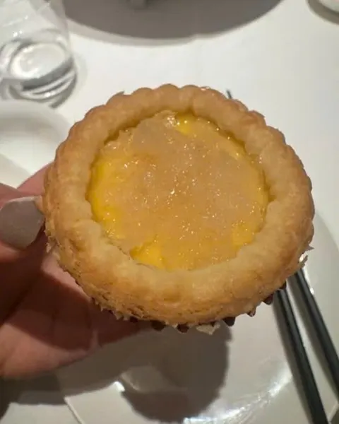 Bánh tart trứng vỏ giòn (蛋挞) cầm trên tay (ảnh An gửi)