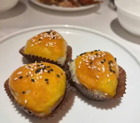 Bánh xá xíu so bò (酥皮叉烧包) rắc mè (ảnh An gửi)