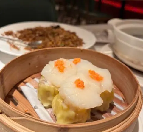 Xửng xíu mại (烧卖) phủ sò điệp và trứng cua (ảnh An gửi)