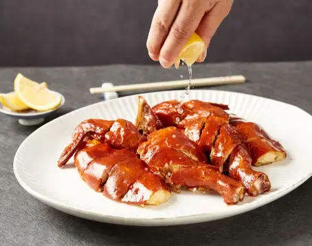 Một món của 福祿居 chan nước chanh, bày trên đĩa sứ trắng