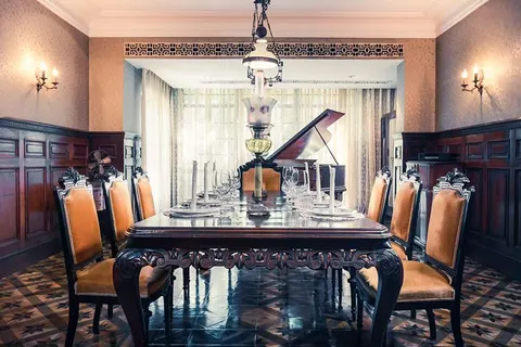 Phòng ăn riêng của Fu 1088: bàn gỗ chạm dài, ghế bọc nhung, đèn chùm, đàn piano đen bên cửa sổ rèm voan