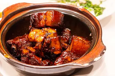 Một niêu thịt ba chỉ kho đỏ bóng (ảnh NOMFLUENCE, trang tiệm 老吉士 天平路)