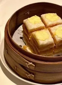 Xửng tre đựng bánh hấp nhiều lớp cắt vuông, mặt trên màu vàng (ảnh An gửi)