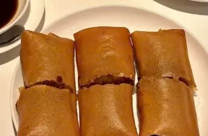Sáu cuốn vỏ mỏng vàng nâu cắt đôi, xếp hai hàng (ảnh An gửi)