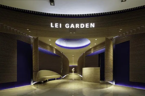 Lối vào 利苑 ở 环贸iapm: tường ốp gỗ, biển LEI GARDEN đèn trắng, quầy lễ tân đá (ảnh trang chính thức Lei Garden)