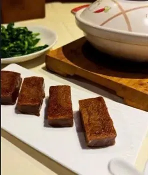 Bốn miếng chiên màu nâu cắt khối dài trên đĩa trắng (ảnh An gửi)