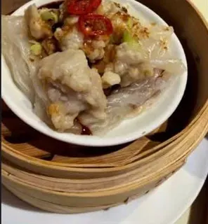 Món hấp vỏ bột trong, rắc tỏi phi và ớt đỏ, đặt trong xửng tre (ảnh An gửi)