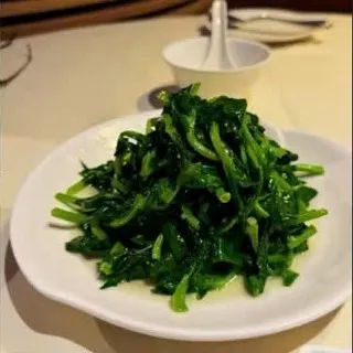 Đĩa ngọn rau xanh lá nhỏ xào (ảnh An gửi)
