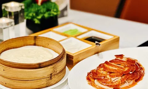 Vịt quay Bắc Kinh đã lọc lát bày trên đĩa trắng tại MOOSE 鹿园, kèm bánh tráng hấp và khay nước chấm