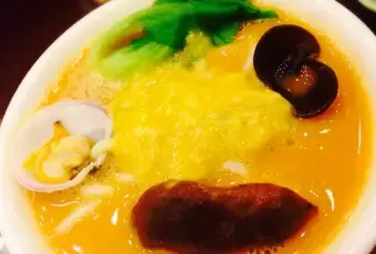 Tô súp hải sản gạch cua với nghêu, trai và rau xanh trong nước dùng vàng óng