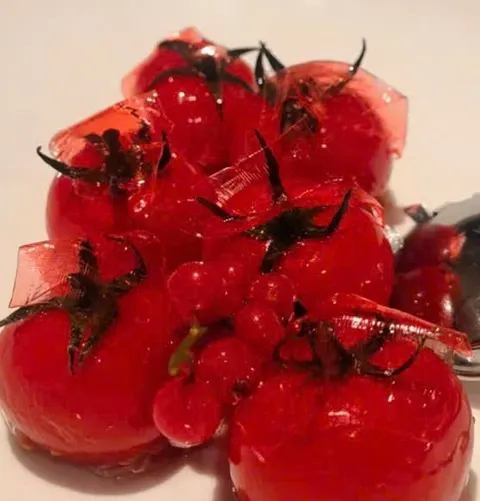 Cà chua bi phủ lớp thạch trong màu đỏ (ảnh An gửi)
