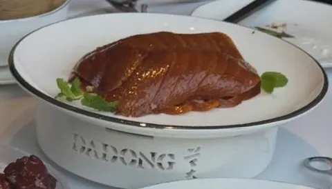 Phần vịt quay đặt trên đĩa chân đế in chữ DADONG (ảnh An gửi)