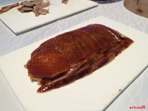 Đĩa vịt quay 酥不腻 của 大董 đã lạng mỏng, da bóng màu hổ phách (ảnh chụp ở chi nhánh 越洋广场; cùng món signature)