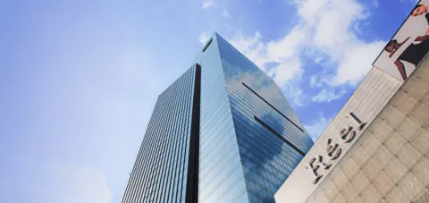 Toà tháp kính 越洋国际广场 (Park Place) trên đường Nam Kinh Tây, nơi có nhà hàng 大董 ở tầng 5
