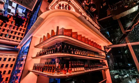 Góc nội thất 大董 越洋广场店 với kệ rượu hình tam giác ánh đèn ấm