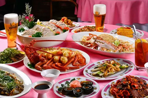 Bàn tiệc hải sản Loushang Hotpot với tôm hùm, cua, bia Sapporo và các món khai vị