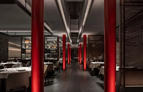 Sảnh ăn chính của 四季民福 外白渡桥店 với hàng cột đỏ chạy dọc lối đi, bàn ăn trải khăn trắng hai bên