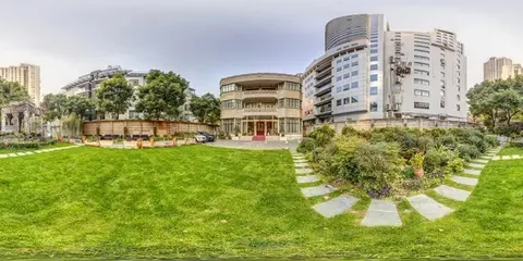 Sân cỏ và mặt tiền dinh thự 贝轩大公馆 (Pei Mansion), nơi đặt nhà hàng Vinh Phủ Yến