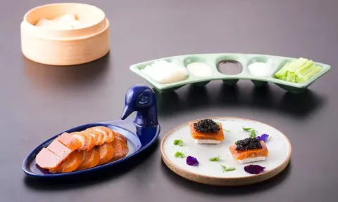 Vịt quay trứng cá muối (鱼子酱烤鸭) của 晟永兴: da vịt lát mỏng trên đĩa hình con vịt xanh, kèm bánh và trứng cá muối đen