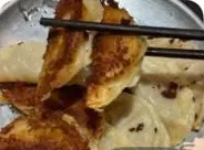 Đĩa 煎饺 của 泮芳春 chi nhánh 889广场, gắp một chiếc lên thấy đáy chiên vàng giòn (ảnh khách check-in trên Dianping)