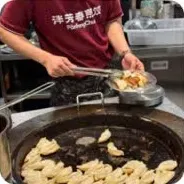 煎饺 đang chiên trong chảo gang lớn ở bếp mở của 泮芳春 chi nhánh 889广场 (ảnh khách check-in trên Dianping)